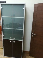 Застеклённый шкаф для офисных документов